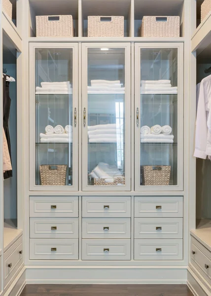 Gran vestidor blanco con estantes en casa — Foto de Stock