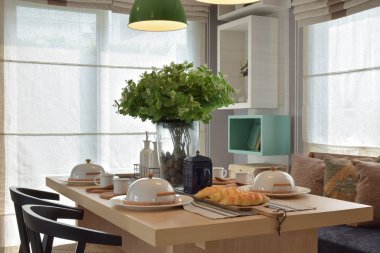 Kahvaltı Kur güzel vazo ve modern sandalye ahşap tablo