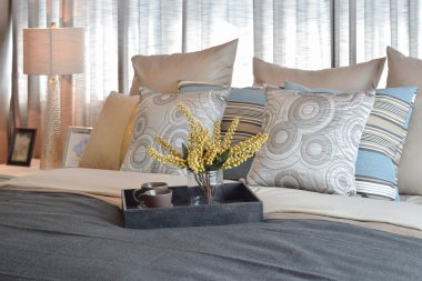 çizgili yastık ve yatak dekoratif çay seti ile lüks yatak odası iç tasarım