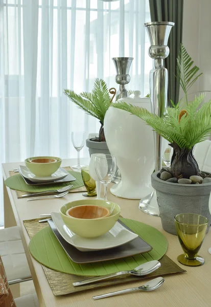 Красивая современная керамическая посуда в зеленой цветовой гамме настройки на обеденный стол — стоковое фото