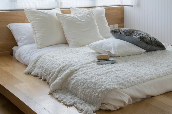 Design intérieur élégant chambre avec des oreillers noirs et blancs sur le lit — Photo