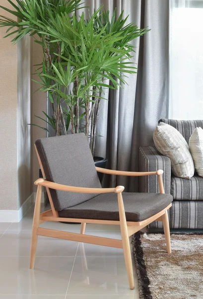 Cómoda silla de madera en la sala de estar moderna en casa — Foto de Stock