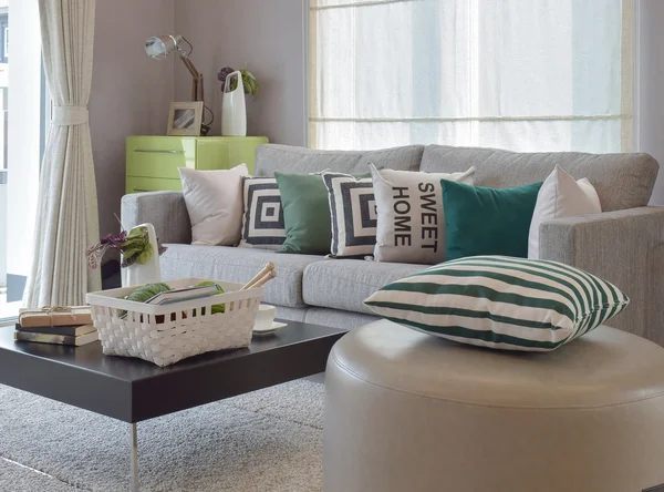 Conjunto de punto en acogedora sala de estar con sofá gris y almohada retro —  Fotos de Stock