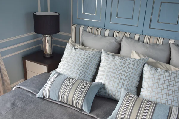 Светло-синие подушки с классическим стилем подстилки — стоковое фото