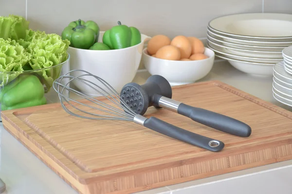Pentry med köksutrustning och redskapen i moderna kök — Stockfoto