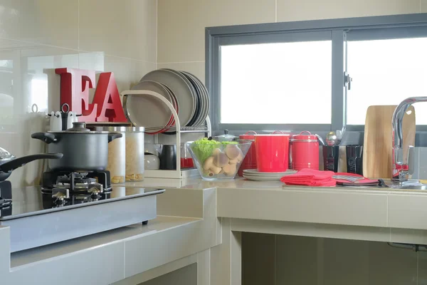 Utensílios de cozinha e utensílio no balcão na sala de cozinha em casa — Fotografia de Stock