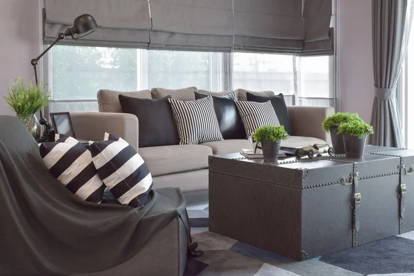 Полосатые и черные кожаные подушки на диване в современном промышленном стиле гостиной — стоковое фото