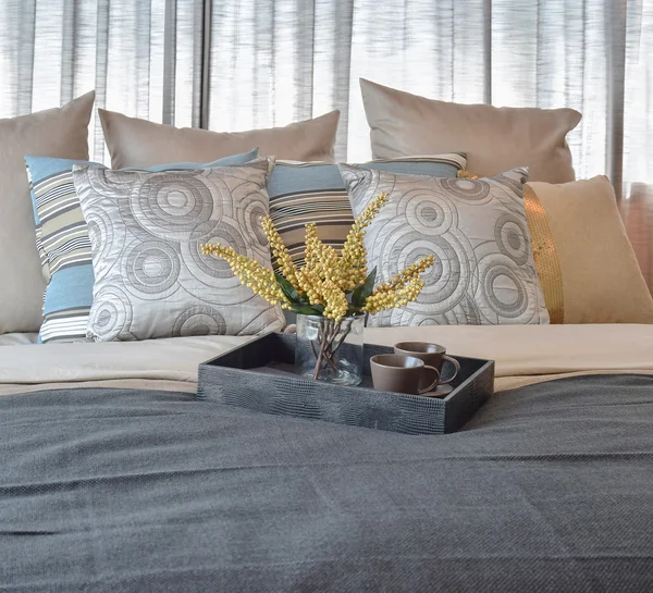 Розкішний дизайн інтер'єру спальні зі смугастими подушками та декоративним чайним набором на ліжку — стокове фото