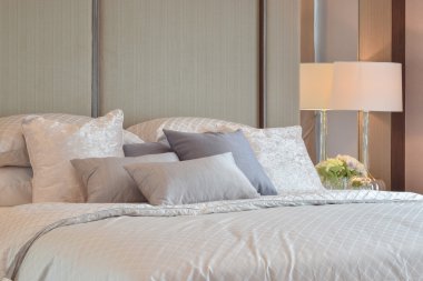 Klasik yatak odası iç yastık ve okuma lâmbası başucundaki ile