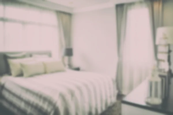 Размытая спальня с кроватью — стоковое фото
