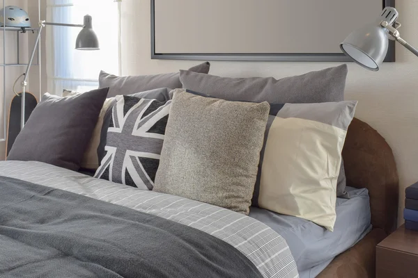 Dormitorio moderno con almohada gris y lámpara en la mesita de noche de madera —  Fotos de Stock