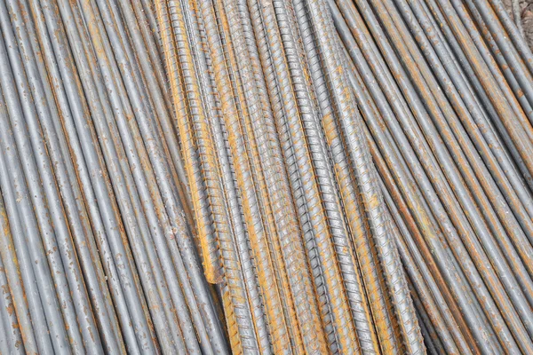 Pilha de barra de aço redonda enferrujada - ferro material de linhas ferroviárias de metal — Fotografia de Stock