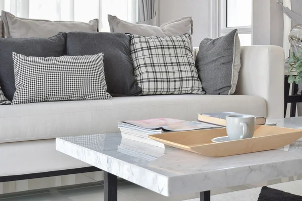 Moderno interior de la sala de estar con almohadas de patrón de cuadros en blanco y negro — Foto de Stock