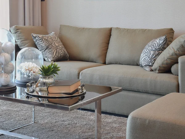 현대 거실에 회색 줄무늬 베개로 편안한 벨벳 소파 — 스톡 사진