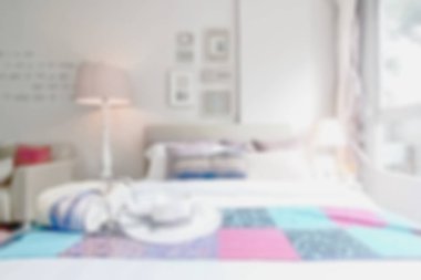 Bulanık yatak yatak ve renkli dekorasyon