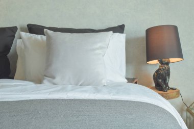 Kahverengi okuma lambalı otel konuk odasında temiz yatak