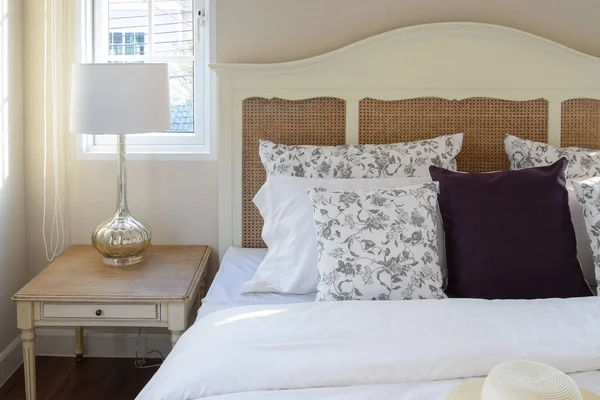 Chambre vintage intérieur avec coussins de fleurs et lampe de table décorative — Photo