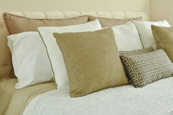 Ropa de cama de estilo clásico moderno con almohadas marrones, beige y marrón claro — Foto de Stock