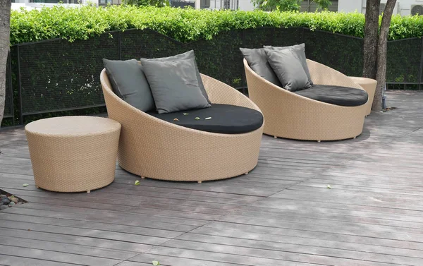 Ahşap zemin üzerinde açık yapay rattan