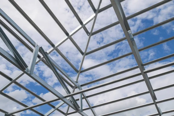 Struktura střešních ocelových rámu s modrá obloha a mraky na staveništi — Stock fotografie
