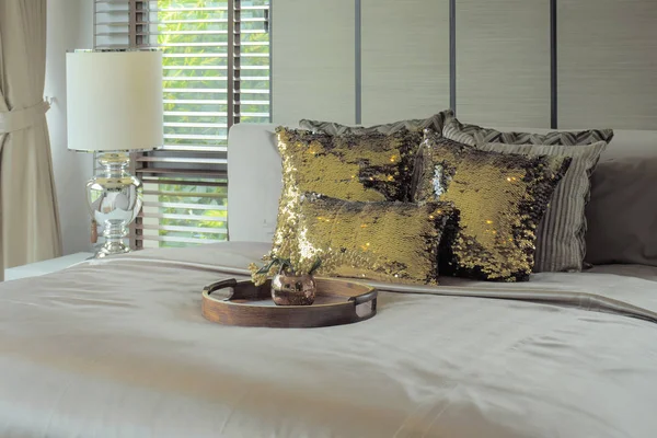 Bandeja de madera con almohadas de brillo dorado en la cama — Foto de Stock