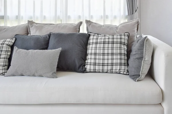 Moderno interior de la sala de estar con almohadas de patrón comprobado en blanco y negro en el sofá —  Fotos de Stock