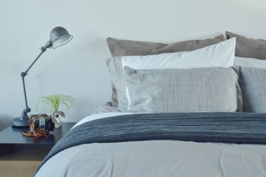 Mavi ve gri renk düzeni sanayi tarzı masa lambası ile yatak takımları