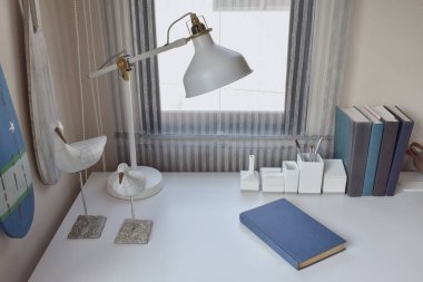 lamba, kalem ve kitap çalışma odasında çalışma tablosu