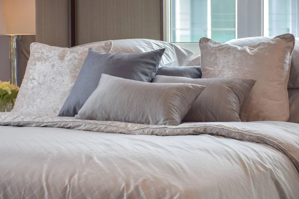 枕と古典的な寝室インテリア — ストック写真