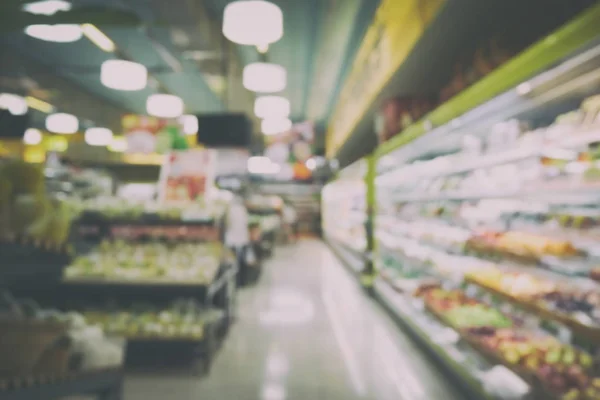 Niewyraźne tło ludzi zakupy w supermarkecie z różnych produktów na półkach — Zdjęcie stockowe