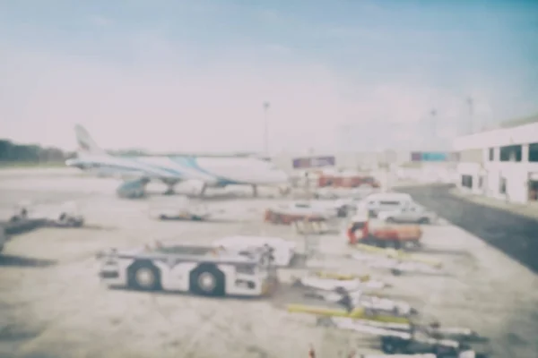 Blur avião de fundo e área de descarga de carga, aeroporto — Fotografia de Stock