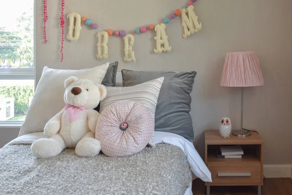 Habitación moderna para niños con muñeca y almohadas en la cama —  Fotos de Stock