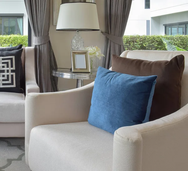 Design de salon de luxe avec canapé classique, fauteuil et lampe de table décorative — Photo