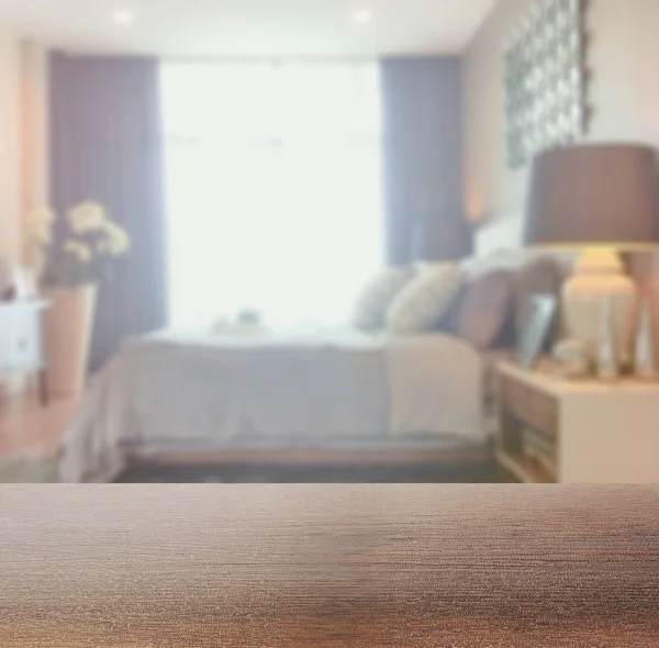Encimera de madera con desenfoque de dormitorio en estilo interior moderno — Foto de Stock