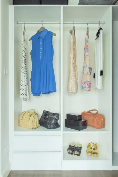 Kleider, Taschen und Schuhe im weißen Kleiderschrank — Stockfoto