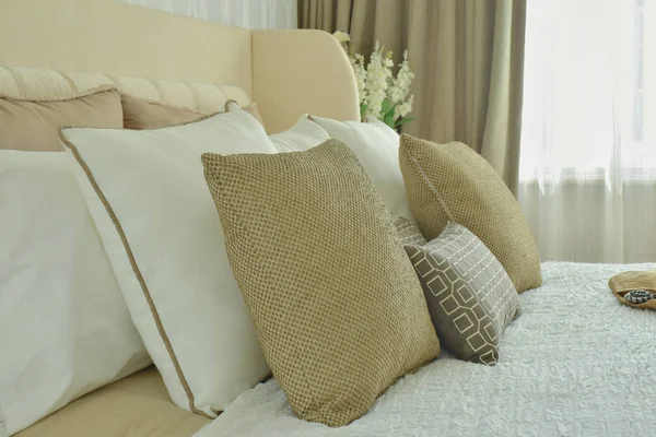 现代经典风格与棕色、 米色和浅棕色枕头床上用品 — 图库照片