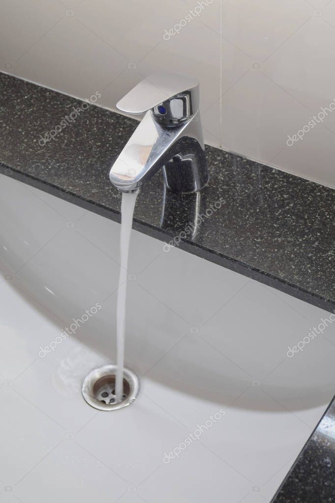 Waschbecken mit modernem Wasserhahn — Stockfoto © WorldWide_Stock