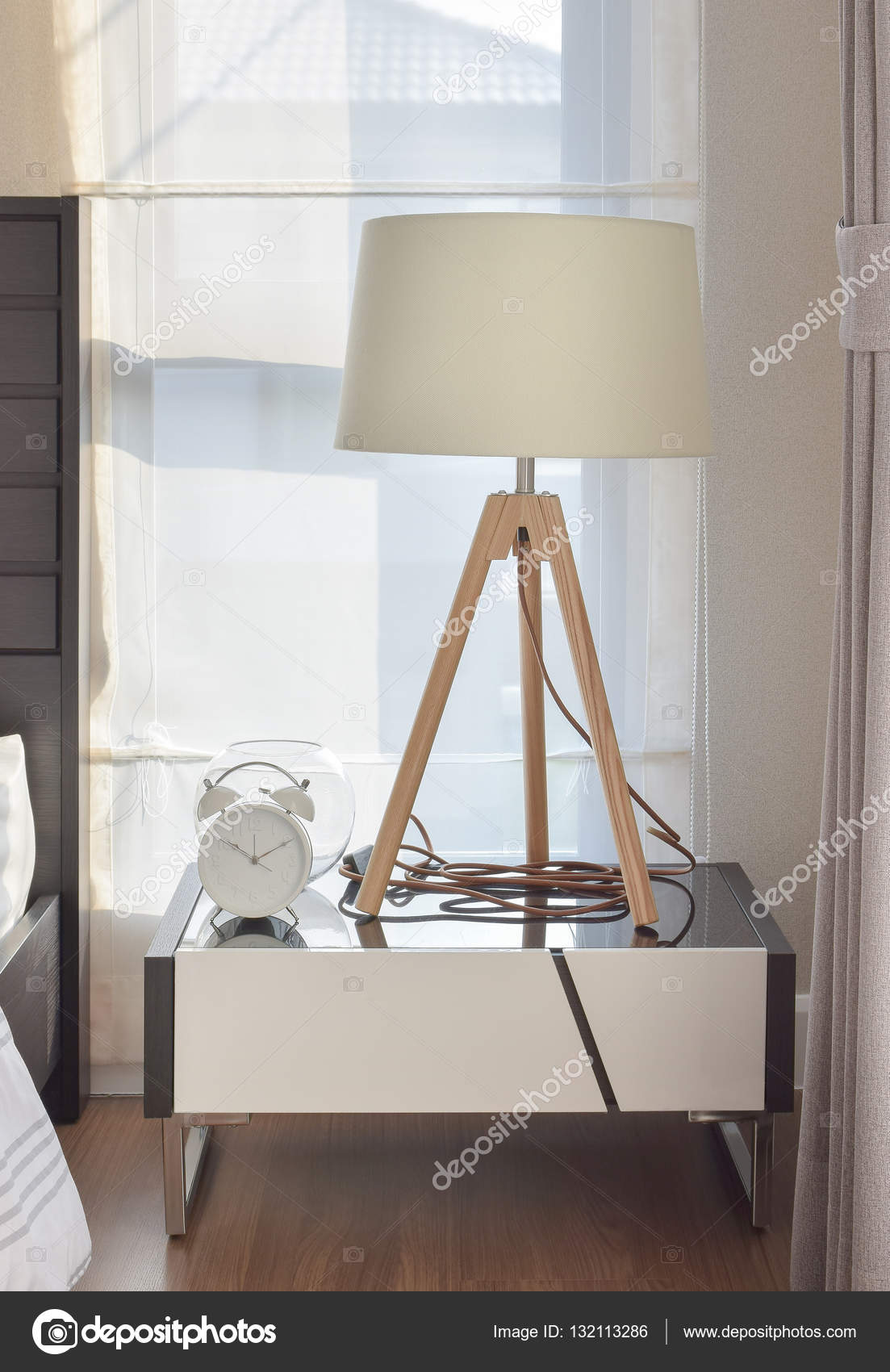 moderne slaapkamer interieur met houten lamp en alarm klok op het ... moderne slaapkamer interieur met houten lamp en alarm klok op het ...