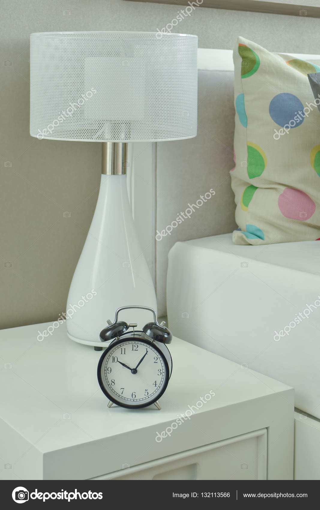 Klok en witte lamp op het nachtkastje in woonkamer — Stockfoto ... Klok en witte lamp op het nachtkastje in woonkamer — Stockfoto ...