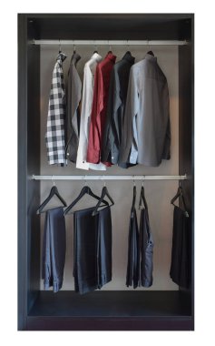 satır pantolon ve gömlek ahşap dolap içinde asılı