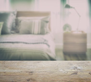 ahşap masa üstü ile bulanıklık lamba yatak odasında okuma ile modern yatak takımları