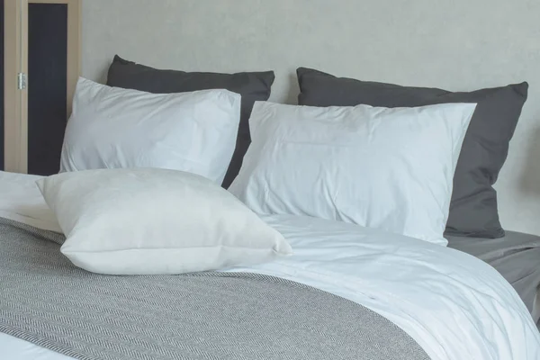 Чистое постельное белье с кроватью king size — стоковое фото