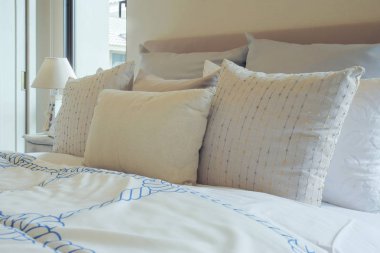 Beyaz yastıklar yatağa ayarlama fark boyutu