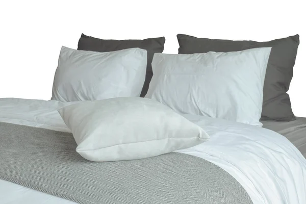 yumuşak beyaz yastıklar ve kırpma yolu ile beyaz arka plan üzerinde rahat yatak