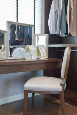 Aynalar klasik soyunma odasında soyunma masada ile muhteşem kolye