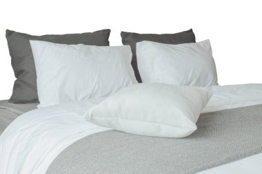 yumuşak beyaz yastıklar ve kırpma yolu ile beyaz arka plan üzerinde rahat yatak