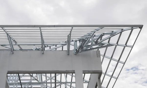 Estructura del marco de techo de acero con cielo azul y nubes en el sitio de construcción — Foto de Stock