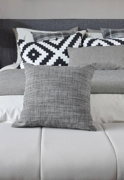 モノトーンの寝具とベンチに灰色の枕 — ストック写真