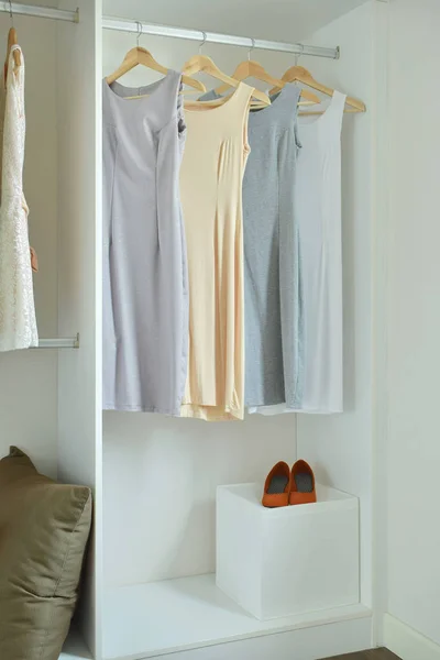 Női ruhát akasztók-szekrény — Stock Fotó