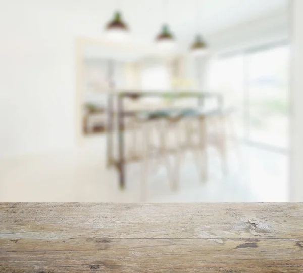 Mesa de madera con desenfoque de mesa de comedor moderna en el comedor — Foto de Stock